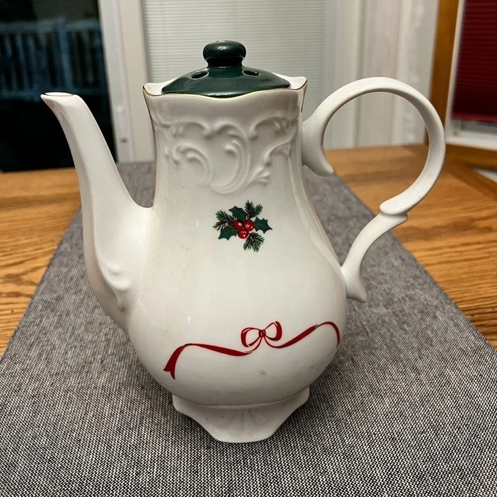 Menuet Poland Royal Vienna Coffee Pot